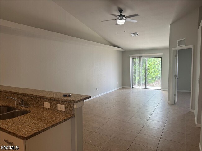 Foto del edificio - 1020-1022 NE 8th Pl