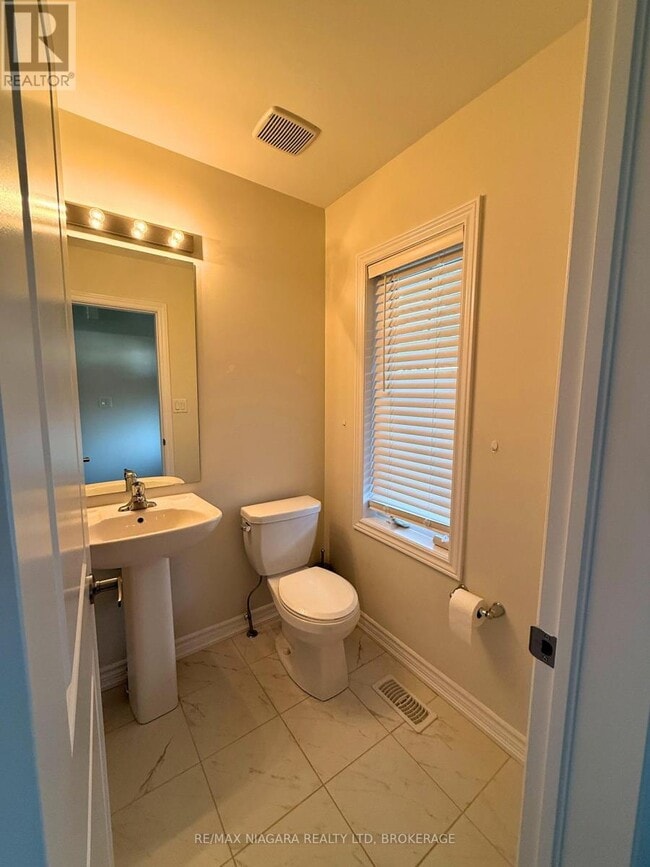 Building Photo - 43 Cottonwood Cres