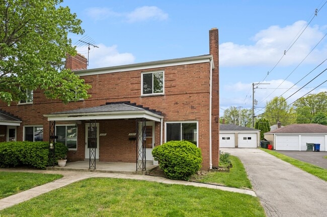 Building Photo - 723 Village Dr