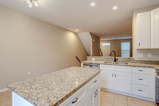 Foto del edificio - 3BR, 3BA, 1-Car Garage Townhome in Howard Square