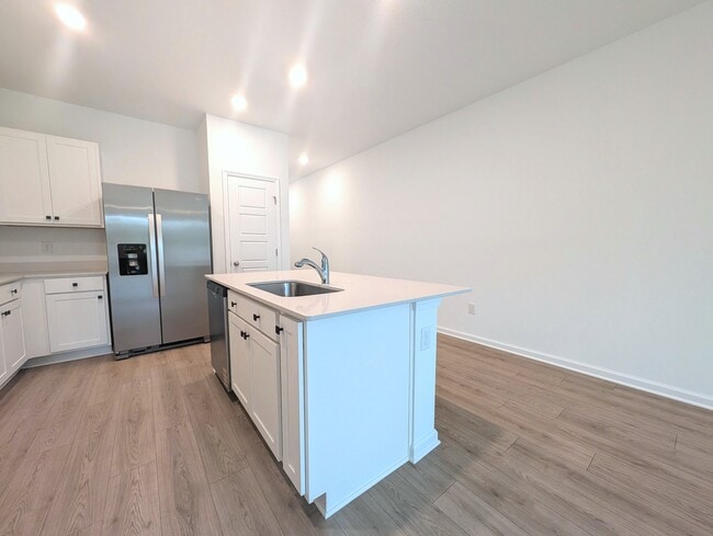 Foto del edificio - 5916 Ortega Lake Dr