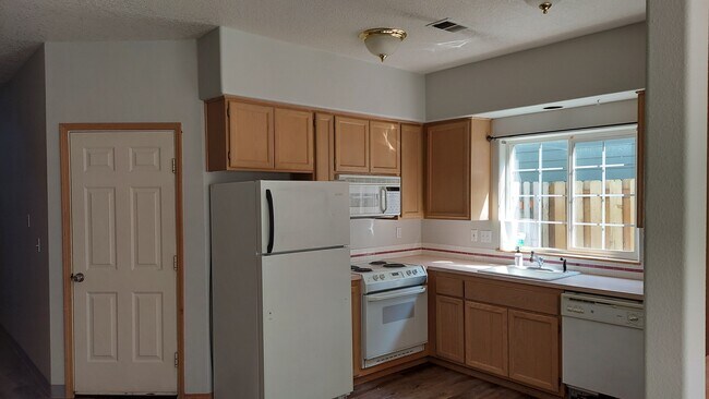 Building Photo - 4747 SW 1st Avenue