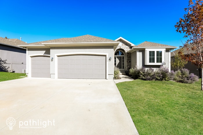 Primary Photo - 913 Southeast Forest Ridge Court, Blue Spr...