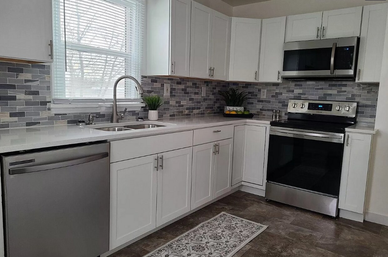 Primary Photo - 2 Bed 1 Bath with 2 Bonus Rooms
