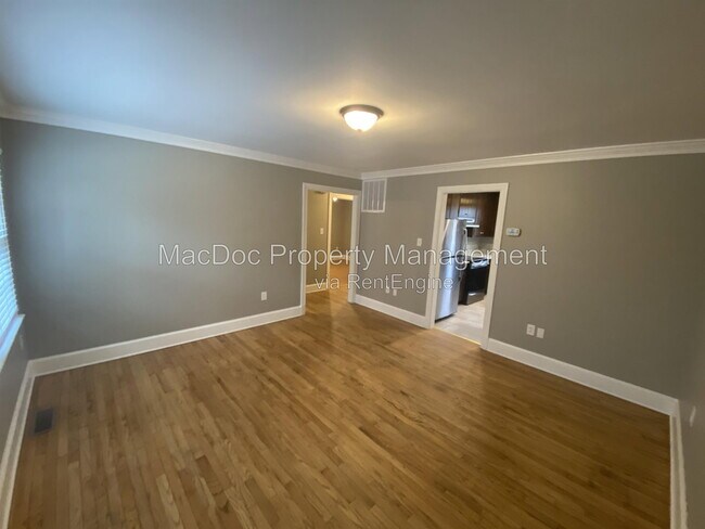 Foto del edificio - 214 W Broaddus Ave