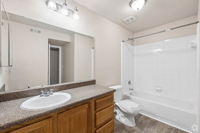 2BR, 2BA - 1,114SF - 2nd Bathroom - Hidden Creste Apartments