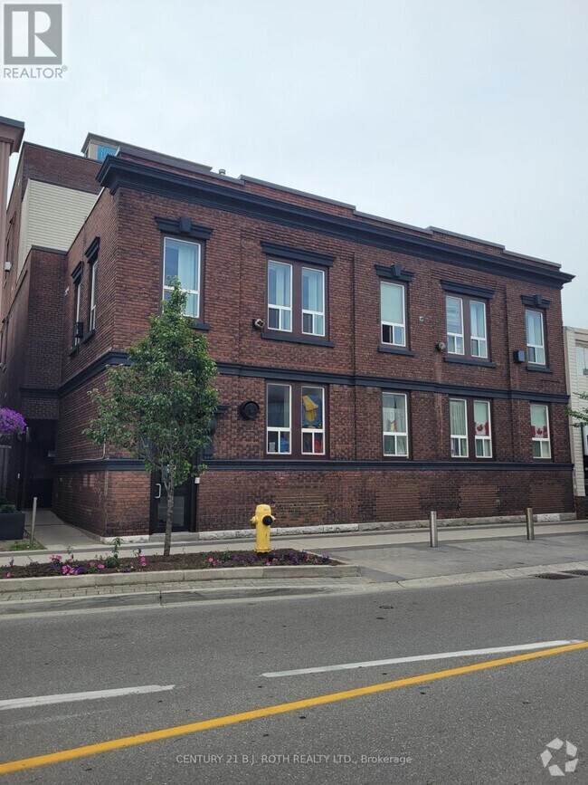 Building Photo - 19-219 Dunlop St W