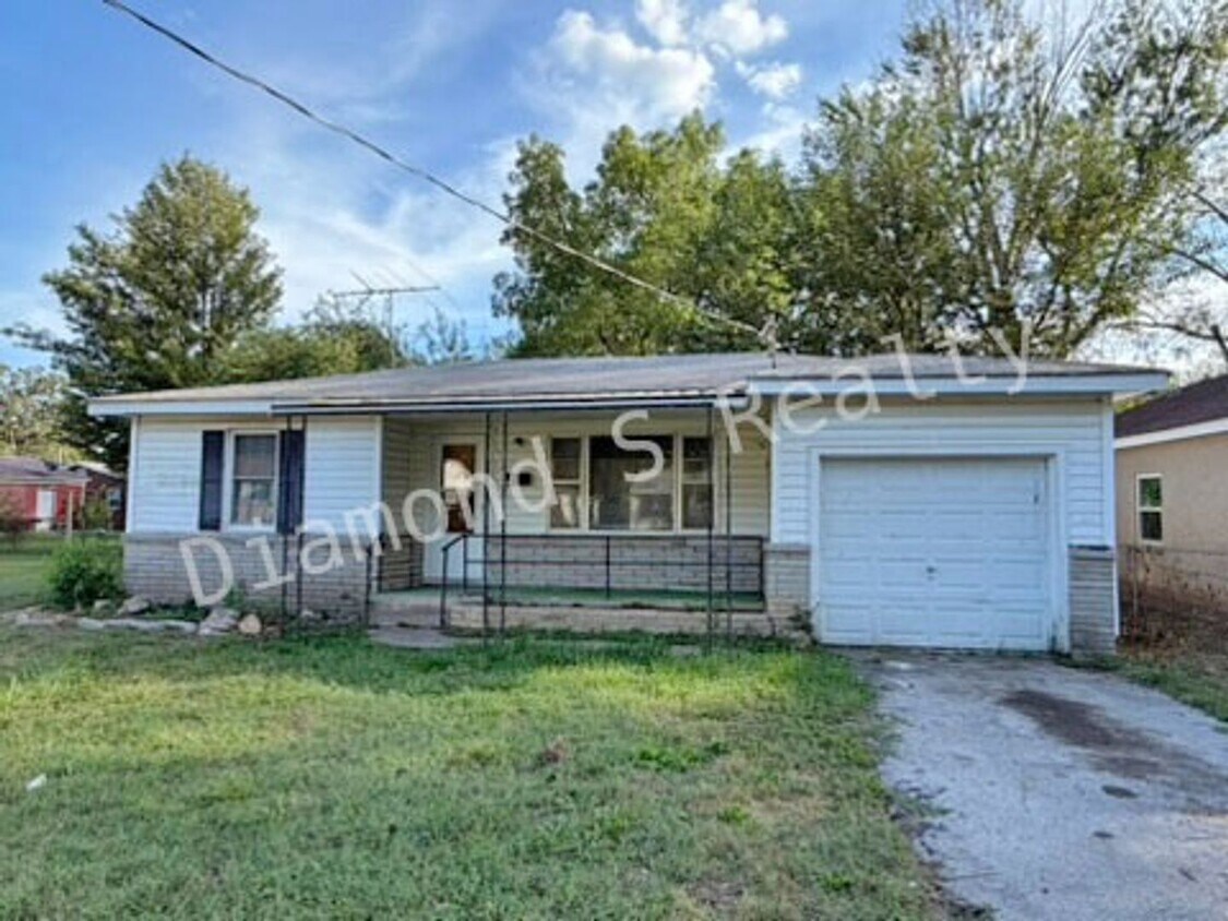 Primary Photo - Cute 2 bed/1 bath house with Garage!