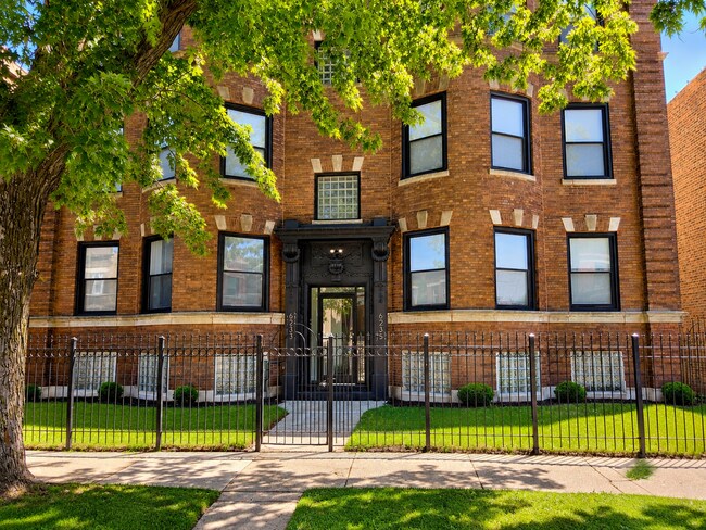 Building Photo - 6233 S Langley Ave