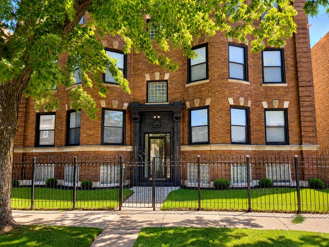 Building Photo - 6233 S Langley Ave