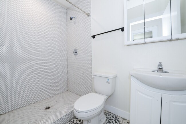 Building Photo - 520 W 82nd St