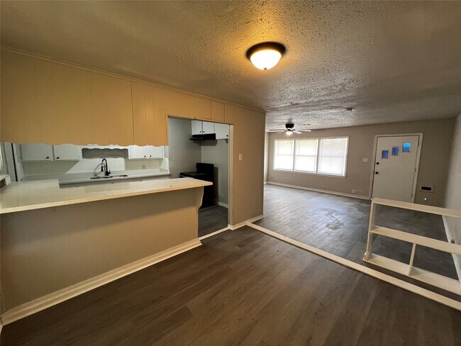 Foto del edificio - 5727 Doolittle Blvd