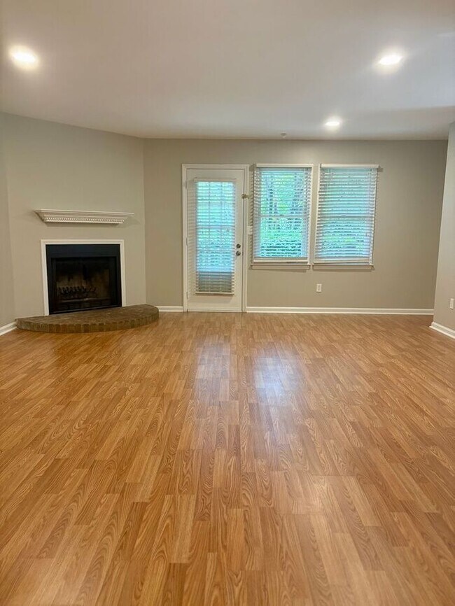 Foto del edificio - Quiet South Charlotte Townhome with Easy Uptown & Airport Access