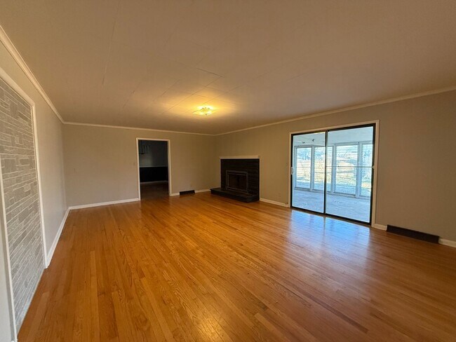 Foto del edificio - Spacious 4-Bedroom Home with Sunroom & Fenced Backyard