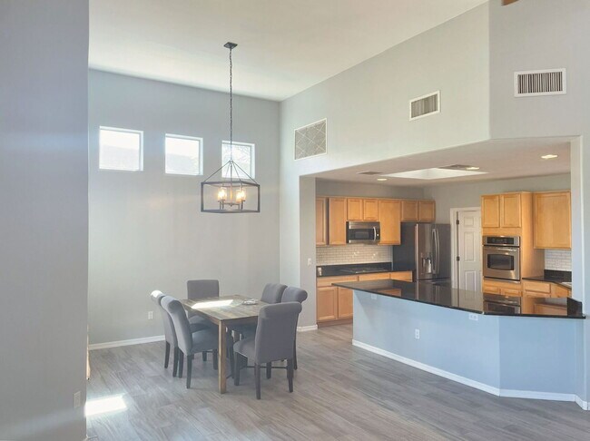 Building Photo - 8069 N Painted Feather Dr