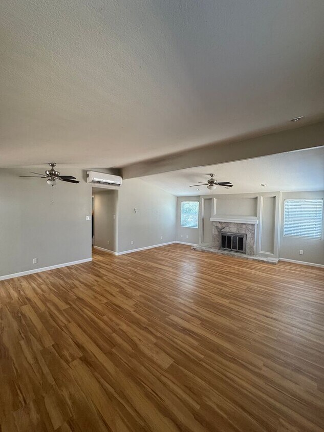 Foto principal - BEAUTIFUL 3 BED/2 BATH HOME WITH POOL