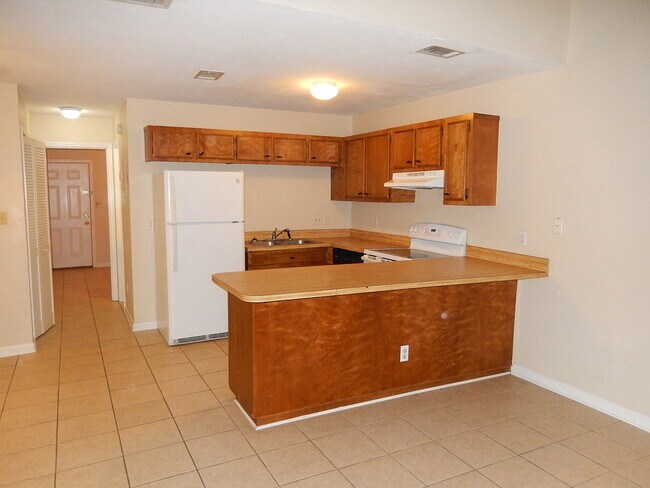 Foto del edificio - AWESOME 2/2 w/ Washer/Dryer, Vaulted Ceilings, Split Plan, Walk In Closet, & More! Walk/Bike to F...