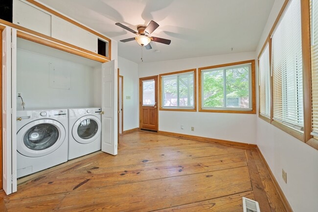 Building Photo - Updated Chapel Hill House, 3 Blocks From F...
