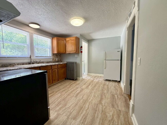 Building Photo - Large 2 bedroom, 1 bath for rent.