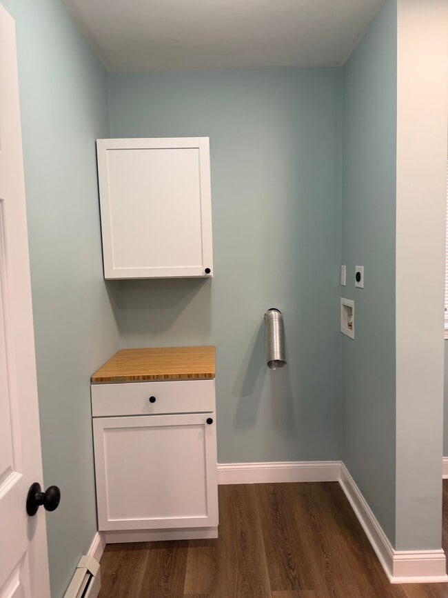 Building Photo - Recently updated 3 bed, 1 bath located in sought after North Chelmsford