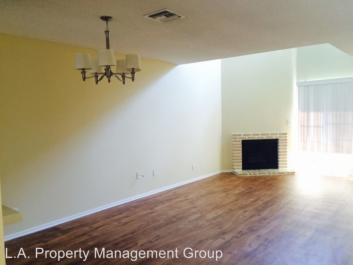 Primary Photo - 13215 Moorpark St