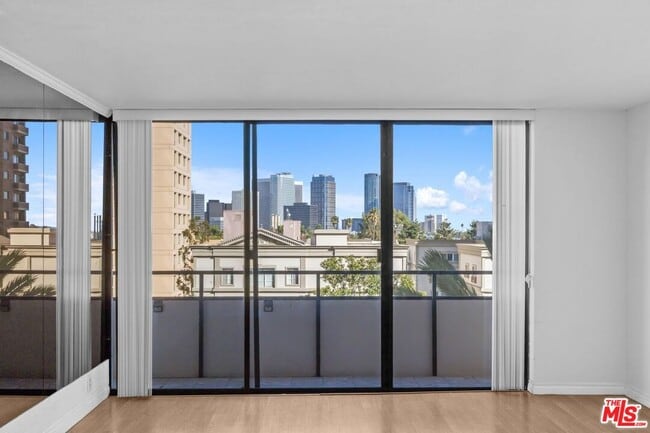 Foto del edificio - 10535 Wilshire Blvd