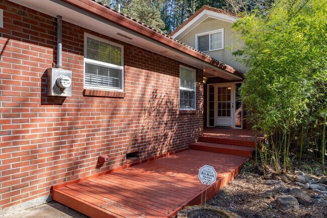 Building Photo - Beautiful 4 Bedroom Home in Otter Rock!