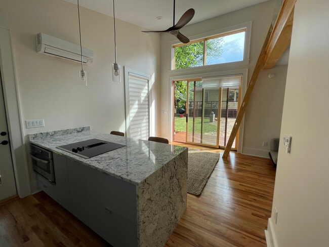 Foto del edificio - 2227 E 8th St