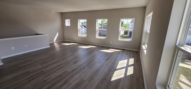 Living room - 522 Parkland Dr