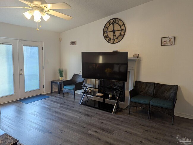 Foto del edificio - 4009 Shorewood Dr