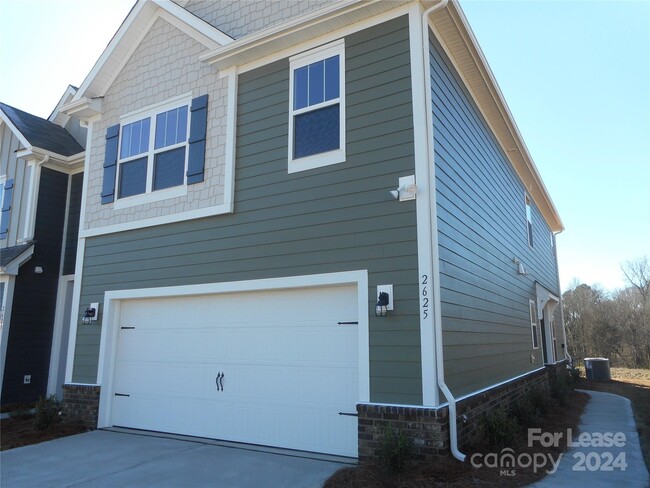 Building Photo - 2625 Aubrey St