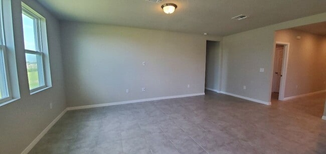 Building Photo - LIKE NEW!! 3-Bedroom, 2-Bathroom in Winter...