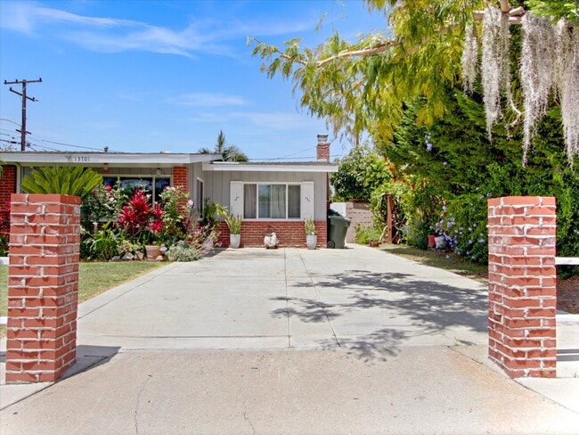 Building Photo - 13701 Glenhaven Dr