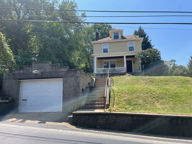 Building Photo - Spacious 3 Bedroom Single Family Home with...