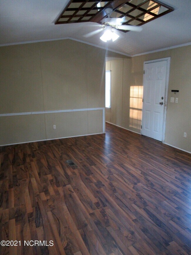 Building Photo - 609 Circle Dr