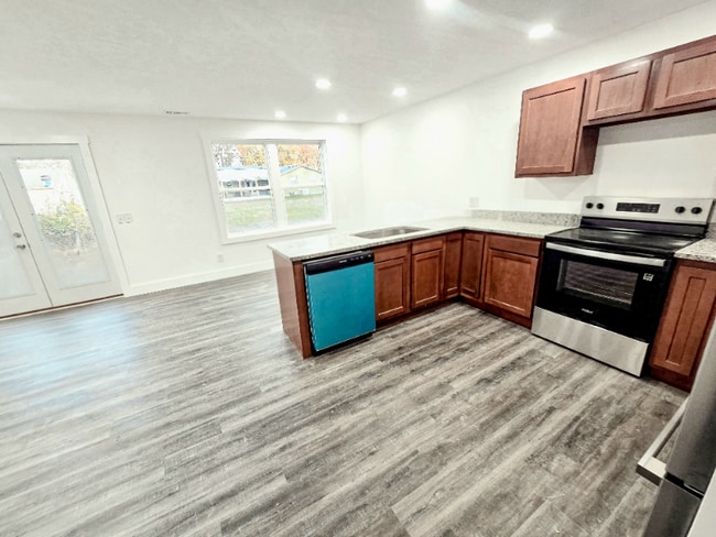 Building Photo - 112 Ivy Trce