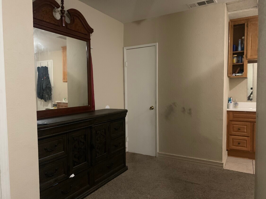 Dresser section - 15949 Bizzibe St