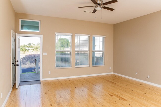 Foto del edificio - 211 N Austin St