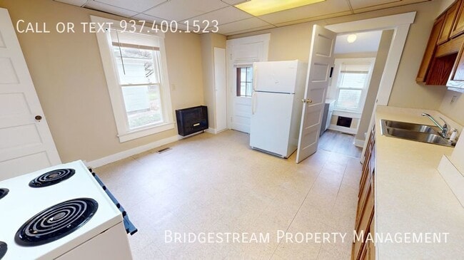 Building Photo - 2 Bedroom, 2 Bath Duplex with Detached Gar...