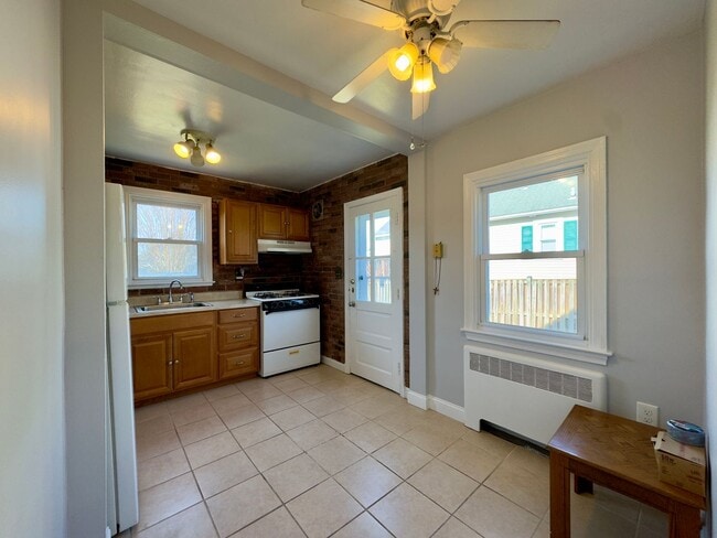 Foto del edificio - Charming 3 Bedroom/2 Bathroom Home with Large Backyard in Arbutus, MD!