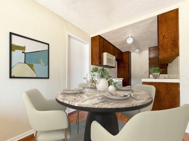 Building Photo - Tarzana Casa