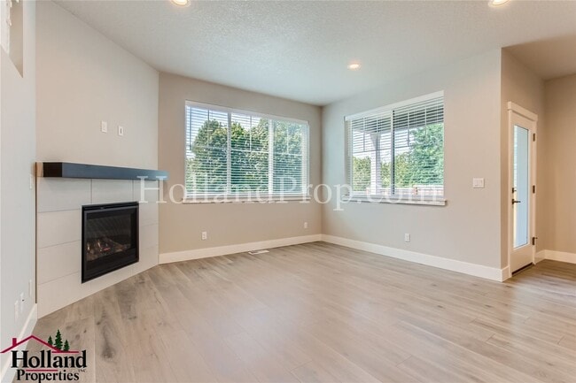 Building Photo - Charming 3 bedroom home with beautiful sur...