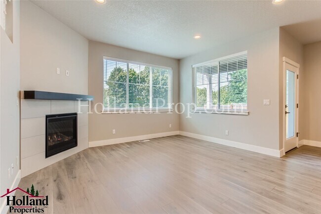 Foto del edificio - Charming 3 bedroom home with beautiful surrounding area!