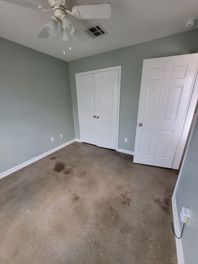 Building Photo - 1602 Dehart Dr