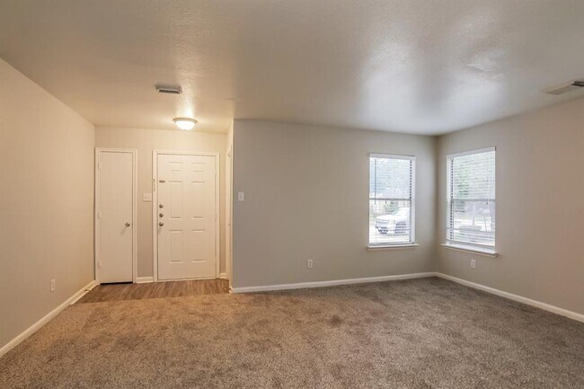 Foto del edificio - 430 Remington Creek Dr