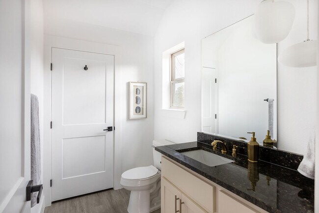 Foto del edificio - 1940 Green Hill Dr