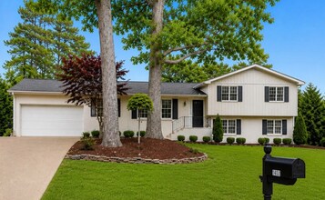 Building Photo - 1402 Hedgelawn Way