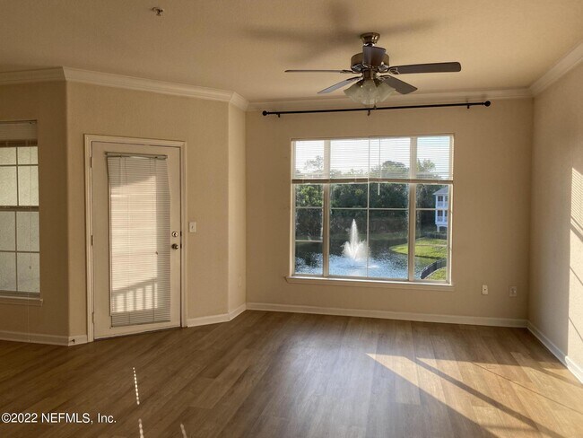 Foto del edificio - 8290 West St
