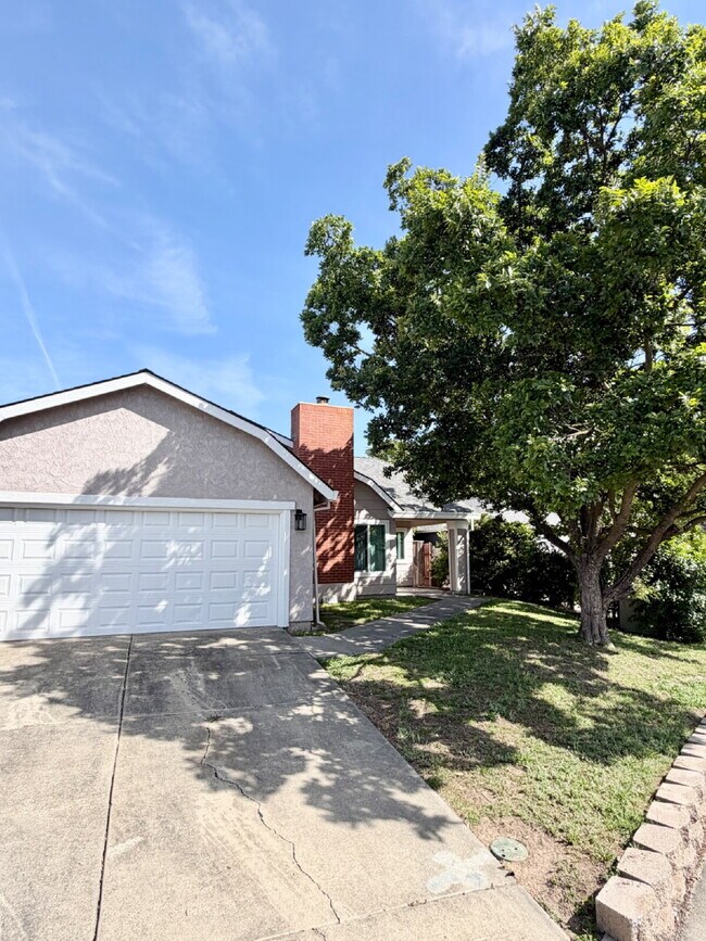 Building Photo - 3 bed 2 bath home vaulted ceilings close to hwy 80