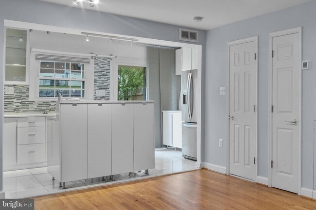 Foto del edificio - Beautifully Renovated 2-Level Townhome in the Heart of Falls Church City